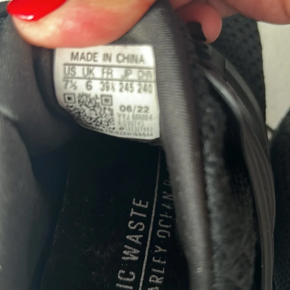 Black adidas size 7 1/2, ultra boost - Picture 4 of 12